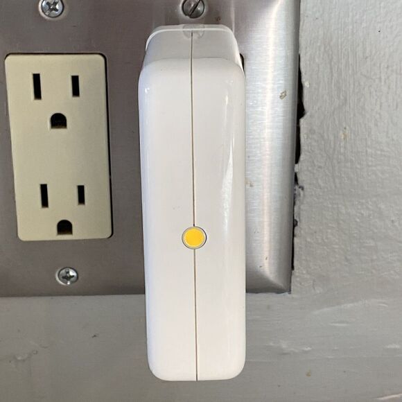 Apple AirPort Express Model A1264  Wi-Fi Base Station Apple - Picture 4 of 4